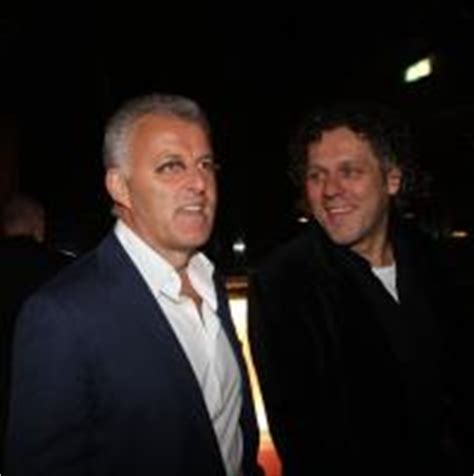 En kees van der spek, de naaste medewerker van de grote pr, maar verder een vrij kleine jongen. Reni van Maren