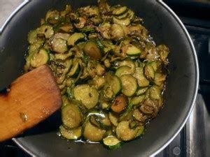 Come cucinare le zucchine in padella. ZUCCHINI SALTATI IN PADELLA | Ricette Ricette, Ricette ...