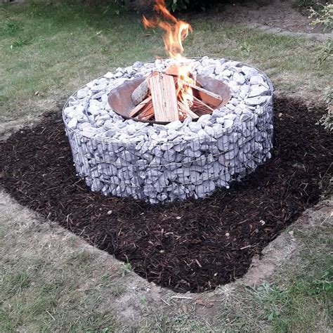 Da wären beispielsweise die klassischen rechteckigen grills, kugelgrills, gasgrills. Gabionen Grill- und Feuerstelle im Selbstbausatz! Rund und ...