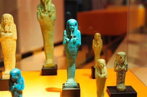 Ein Uschebti (auch Schabti, Schawabti) ist im alten Ägypten eine Statuette, häufig in Gestalt ...