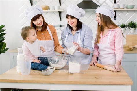 Familia Con Abuela Dos Hijas Y Una Pequeña Niña Horneando En La Cocina