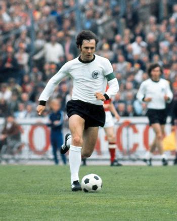 Franz beckenbauer (born 11 september 1945), called the kaiser, is a german retired football player.he played as defender for bayern munich, hamburger sv and cosmos new york. Franz Beckenbauer - Les joueurs de légende - Foot