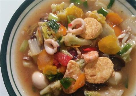 Sapo tahu adalah masakan chinese food sapo tahu komplit biasanya pakai seafood cumi, ikan segar, ikan asin, udang kupas, jamur hioko, sayuran sawi putih, tahu sutra, dan menggunakan bumbu. Resep Sapo tahu seafood Dari Iin Rafardhan- al-islams
