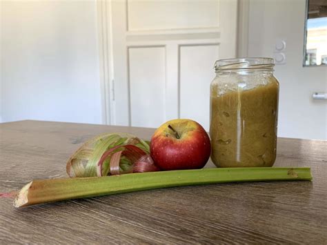 Idée recette compote rhubarbe et pommes avec la récolte du potager