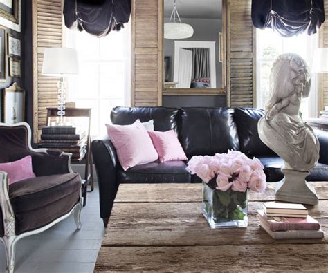 From the lastest styles of sleeper sofas to tufted leather couches, ashley homestore combines the latest trends with technology to give you the very best living room furniture. How To Decorate A Living Room With A Black Leather Sofa ...