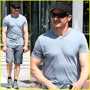 Jeremy Renner Is So Ripped His Veins Are Popping Out Jeremy Renner Just Jared Celebrity