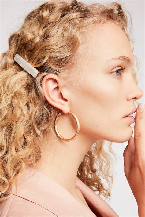 Exploring The Fall 2019 Hair Clip Trend Effortlessly With Roxy