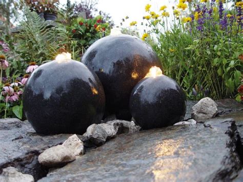 Trotz des immensen gewichtes ist nur geringe pumpenleistung notwendig um die kugel auf einem dünnen wasserfilm schwimmen zu lassen. Kugelbrunnen | Gartenbrunnen bei Seliger