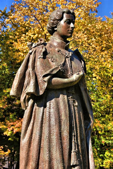 Queen Elizabeth Ii Statue In Winnipeg Canada Encircle Photos