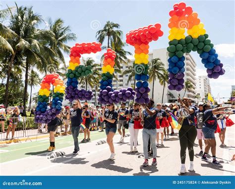 festival anual del orgullo y desfile en la playa sur de miami imagen de archivo editorial