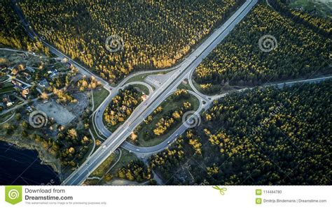 Вид с воздуха от трутня на шоссе среди зеленого леса Стоковое Фото