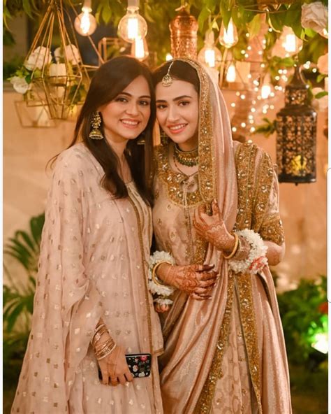 New Photos Of Sana Javed With Her Sisters And Brother Reviewitpk