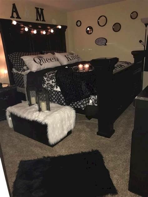 In this couples bedroom décor, we see a unique design with the way the headboard is decorated and interwoven with bright colours. 80 DIY Couple Apartment Decorating Ideas http://homedecors ...