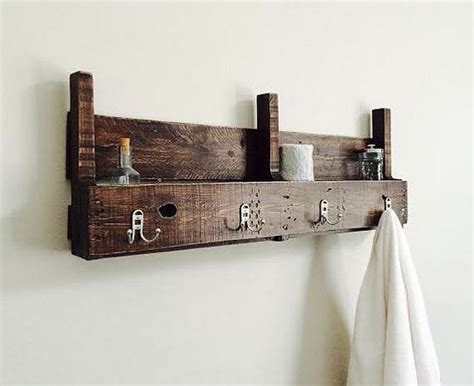 Elements with different uses (towel rail, towel rail with shelves or elements with five shelves) in light, natural, medium, brown or dark oak veneer or in reconstituted wood, teak finish or white or grey painted, floor standing and resting against the wall.‎ Pallet Towel Rack for Bathroom | Pallet Wood Projects