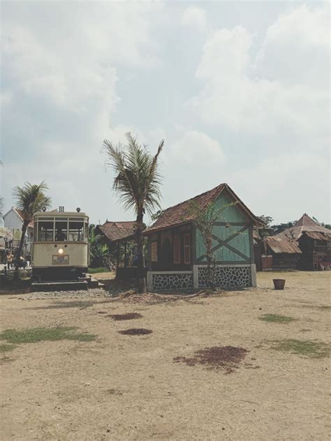 Sayangnya, kelanjutan proyek adaptasi bumi manusia di tangan produser indonesia juga tak kunjung terwujud. Desa Wisata Gamplong, Lokasi Syuting Bumi Manusia yang ...