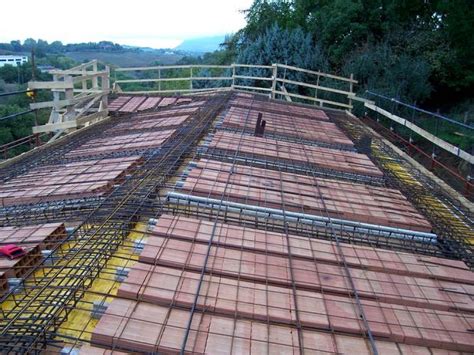 Si dovrà concordare un appuntamento, presso la nuova abitazione, con un tecnico telecom che si occuperà utilizzare gli strumenti necessari per finalizzare l'allacciamento. Bifamiliare di nuova costruzione | AS&P