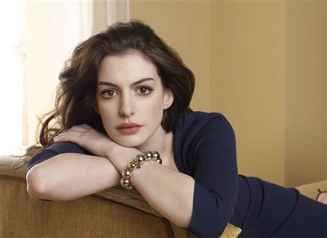Cận Cảnh Nhan Sắc Nữ Thần Của Nàng Phù Thuỷ Anne Hathaway