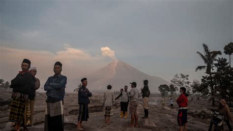 More People Flee After Eruption Of Indonesia S Mount Semeru World