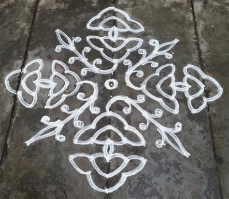 There are line kolams, where there is the free hand drawing of lines to make a geometrical pattern. 15 by 1 ner pulli kolam for pongal ~ Rangoli designs