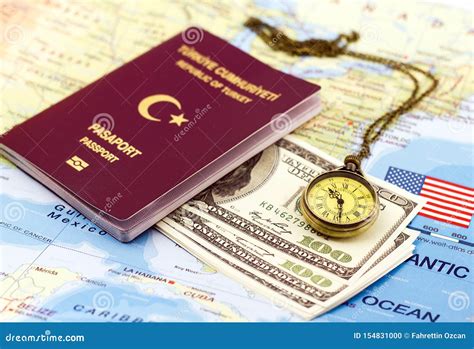 Turecki Paszport Dolary Z Kieszeniowym Zegarkiem Na USA Mapie Zdjęcie
