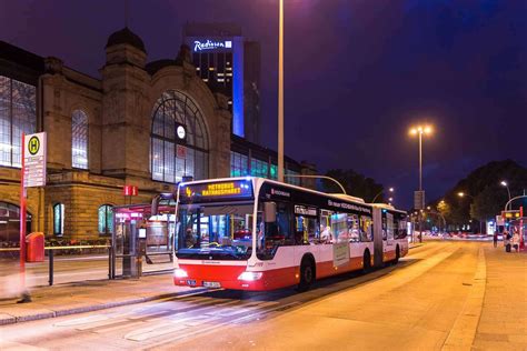 Der begriff leitet sich von metropole oder französisch métropolitain ab. Metrobus am Abend am Bahnhof Dammtor in Hamburg ...