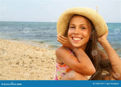 Fille De La Pr Adolescence Sur La Plage De Mer Photographie Stock Libre