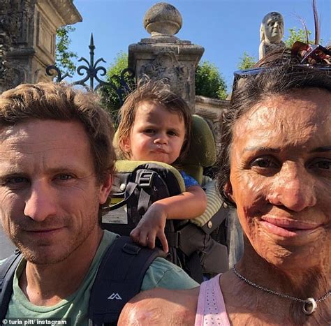 Turia Pitt Shows Off Her Growing Baby Bump During A Relaxing Day Out At The Beach Daily Mail