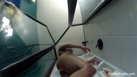 kirsten milf sexy prend une douche xhamster