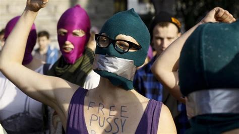 Duas integrantes do grupo Pussy Riot conseguem fugir da Rússia
