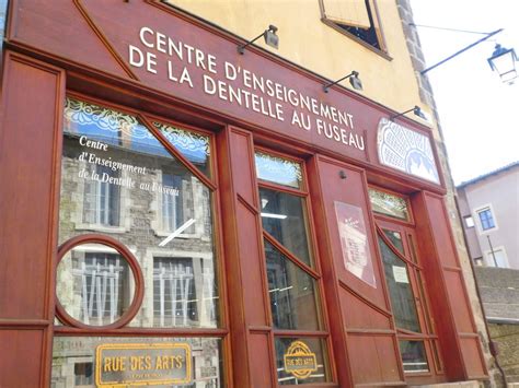 Le Travail De La Dentelle Na Pas Pris Une Ride Au Puy En Velay Velay