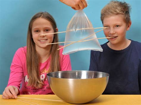 Experiment Für Kinder Experimente Mit Wasser Aufgespießter Plastikbeutel