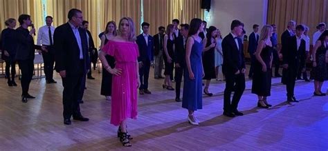 Tanzkurs für den Maiball iDSP La Schule Internationale Deutsche