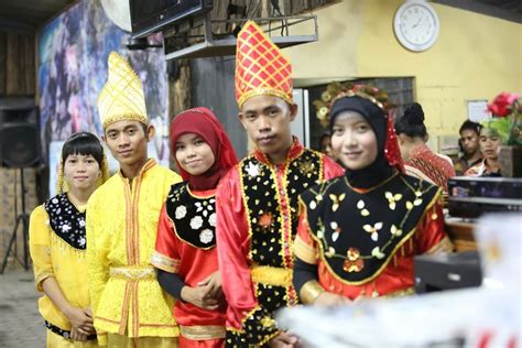 pakaian adat tradisional  indonesia lengkap gambar penjelasan