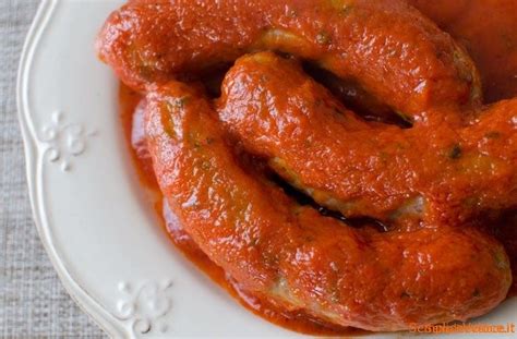 Coprite e cuocete a fiamma media 3 minuti per parte. Salsicce al sugo in padella Ricetta semplice e veloce ...