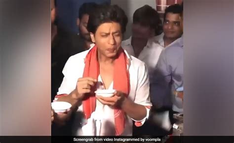 Shah Rukh Khan Eating Spicy Gol Gappa Video Goes Viral On Internet Shah Rukh Khan ने जब खाए