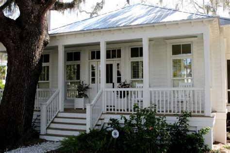 White courtyard with black windows via shm architects our overall vibe would likely look like the following picture, ultimately. houses with silver metal roofs - Google Search | Cottage exterior, Beach bungalow exterior ...