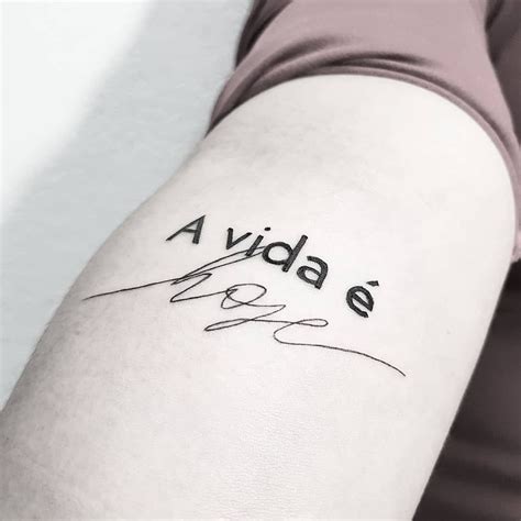 A Woman With A Tattoo On Her Arm That Says A Vida Is Love