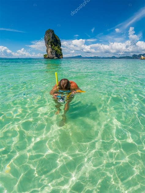 Hermosa Mujer Haciendo Snorkel En Krabi Tailandia Fotograf A De Stock Netfalls