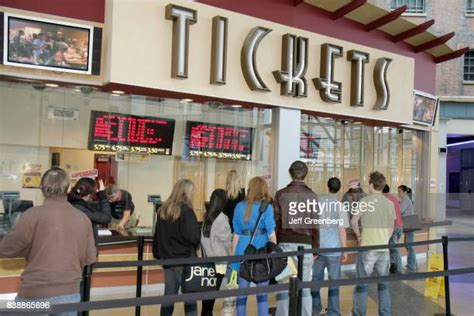 Movie Ticket Queue Fotografías E Imágenes De Stock Getty Images