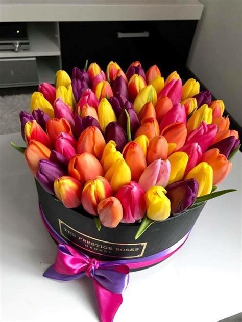 Un bouquet di rose rosse, un bouquet di rose bianche, un bel cesto floreale, o un mazzo di fiori bellissimi come i tulipani: Pin di La figlia dei fiori su Fiori in scatola | Tulipani ...