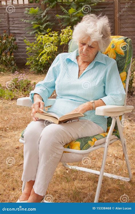 Señora Madura Reading In The Garden Foto De Archivo Imagen De Adulto