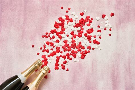 Zwei Sektflaschen Mit Roten Herzen Und Goldene Konfettis Auf Rosa Hintergrund Kopieren Sie Raum
