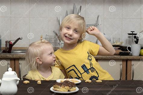 Kleine Bruder Und Schwester Haben Spaß In Der Küche Blonde Kinder