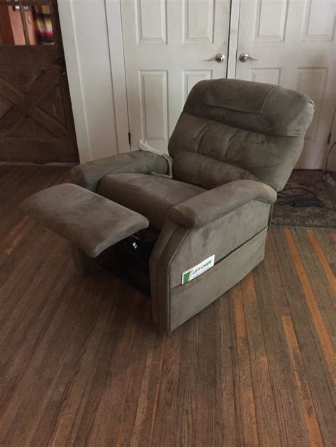 This merax lift chair is one of the most comfortable recliner chairs you will ever sit in. Lazyboy style chair with electric lift to help someone ...