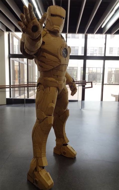 If you want to dress up as him, but not spend money on a store bought mask, there are ways to make your own. Un incroyable costume d'Iron Man en carton ! | Journal du Geek