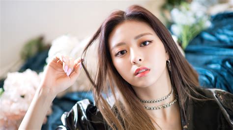 Itzy Kpop Girls Mafia In The Morning Yuna Shin Yu Na 신유나 Guess