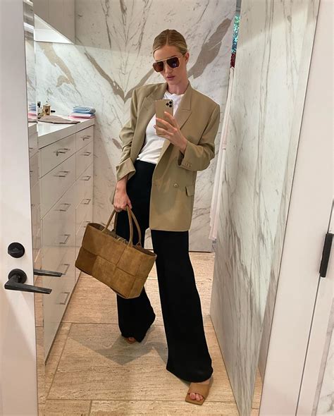 Le Fashion This Models Mirror Selfie Outfit Is Everything