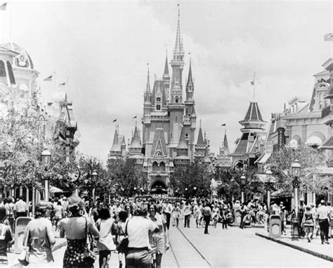 13 Photos Show How Disney Worlds Cinderella Castle Has Changed
