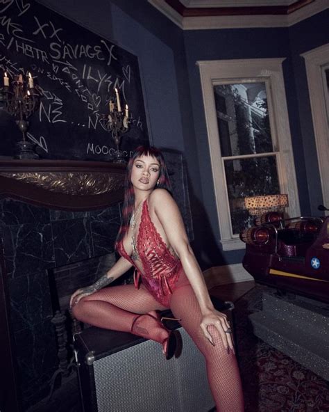 rihanna shows off new lingerie for valentine s day on her body 3 photos video the fappening