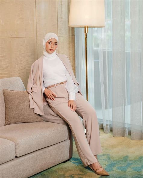 Outfit Semi Formal Ala Artis Untuk Datang Ke Wisuda Teman